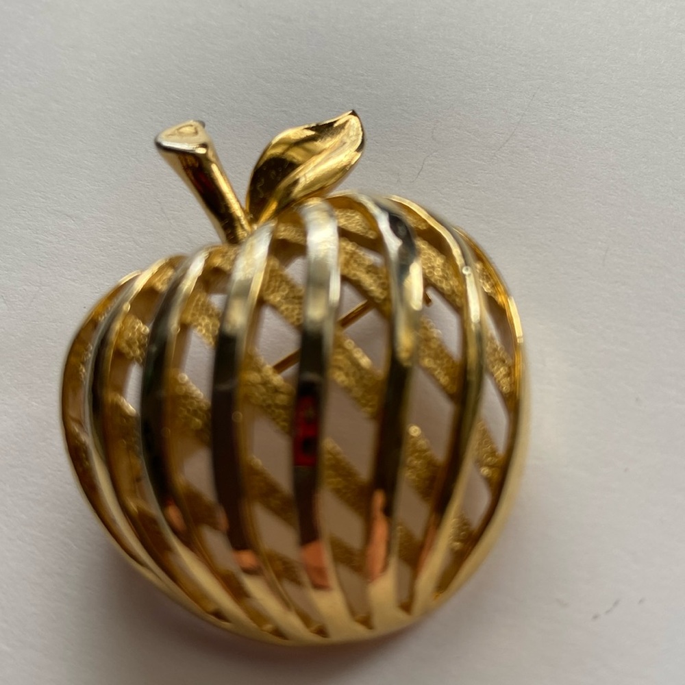 Vtg Crown Trifari Gold tone Apple Brooch openwork basket weave pin golden apple